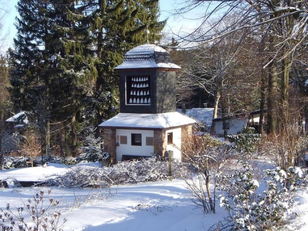 Porzellan-Glockenspiel in Bärenfels im Winter