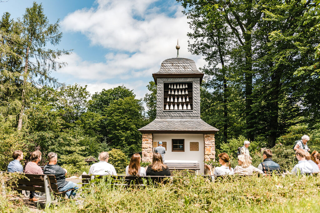Porzellan-Glockenspiel in Bärenfels mit Zuhörern