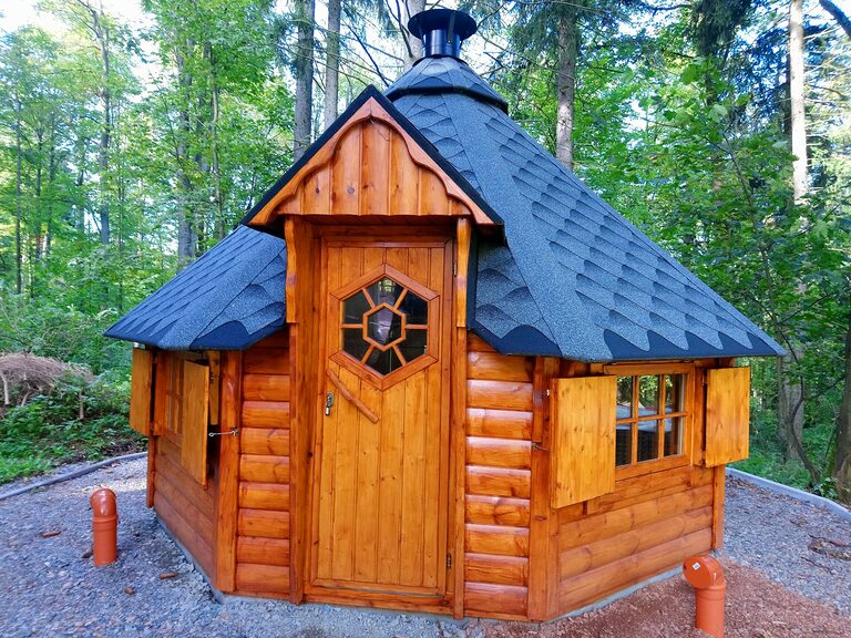 Grillhütte aus Holz mit Schindeldach