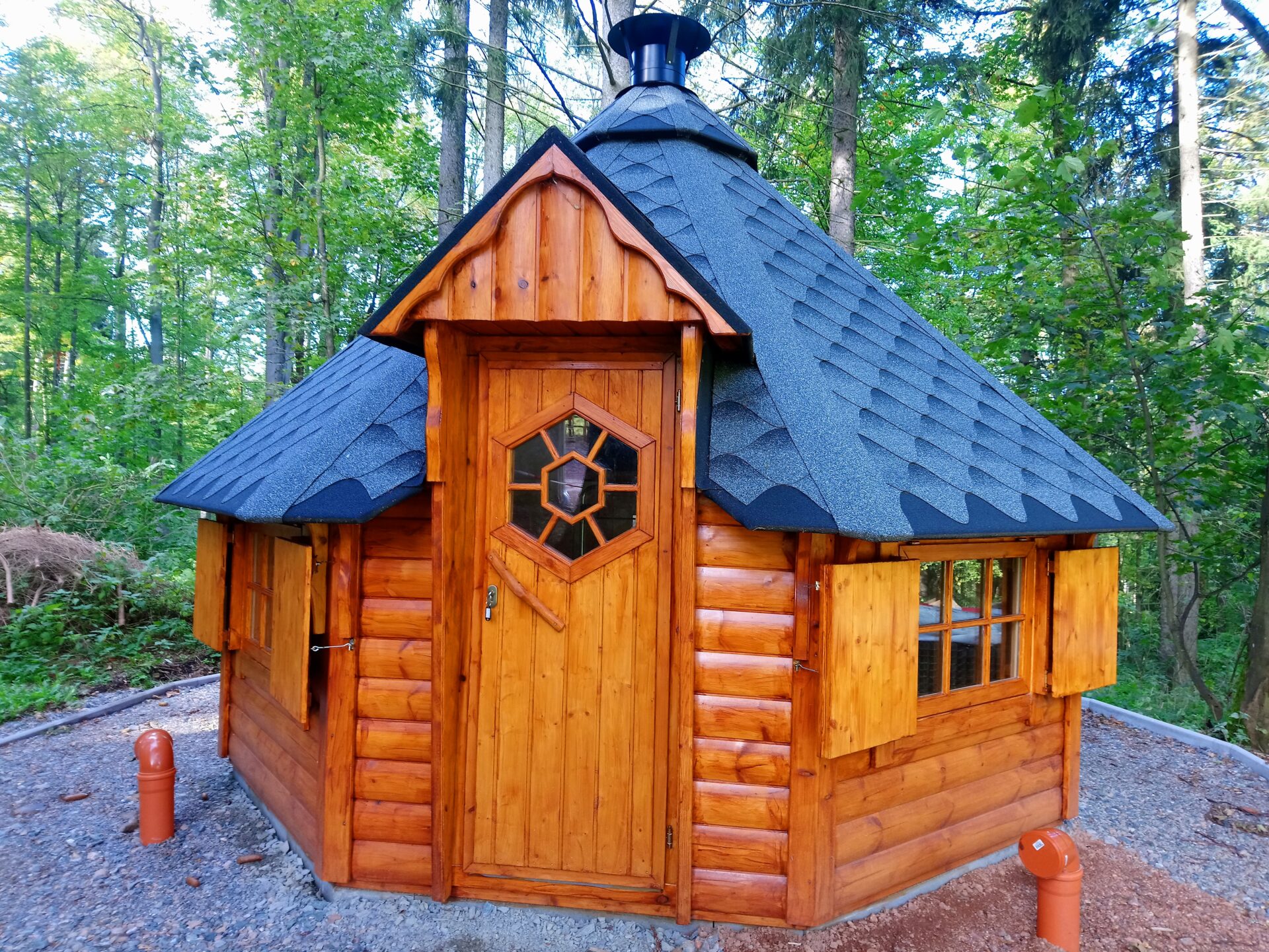 Grillhütte aus Holz mit Schindeldach