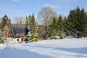 Ferienhaus Tanneck in verschneiter Landschaft