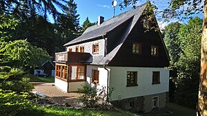 Ferienhaus Tanneck, Seitenansicht mit Balkon im Sommer
