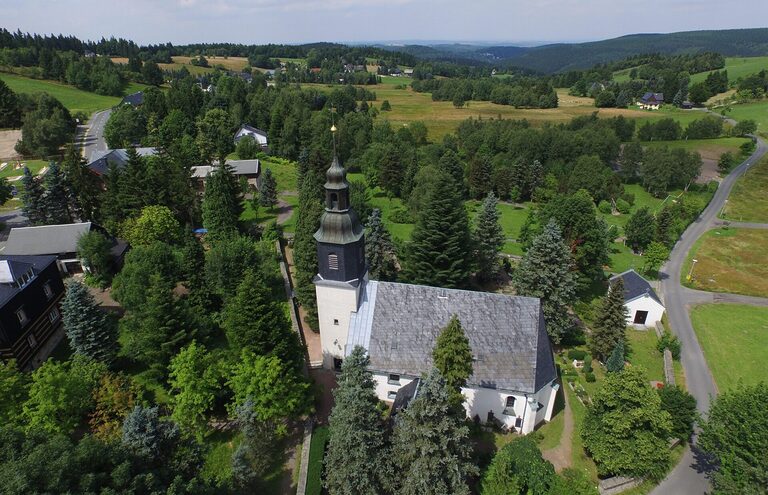 Luftbild der Kirche Schellerhau