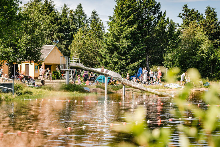 Badestelle am Galgenteich mit Wasserrutsche