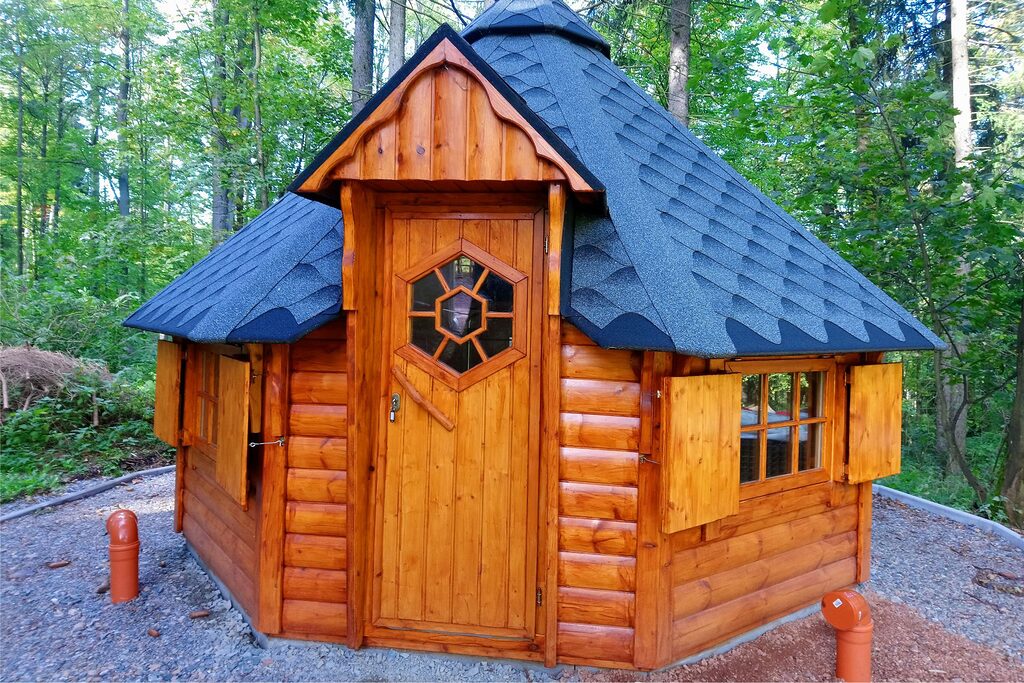 Gemütliche Grillhütte des Ferienhauses Tanneck mit rustikalen Sitzgelegenheiten und Grillbereich.