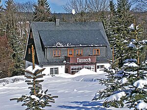 Ferienhaus Tanneck im Winter mit verschneitem Vorplatz