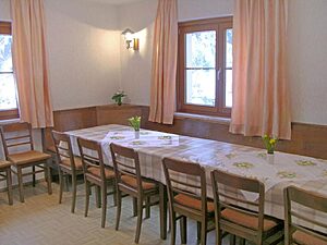 Aufenthaltsraum mit langer gedeckter Tafel