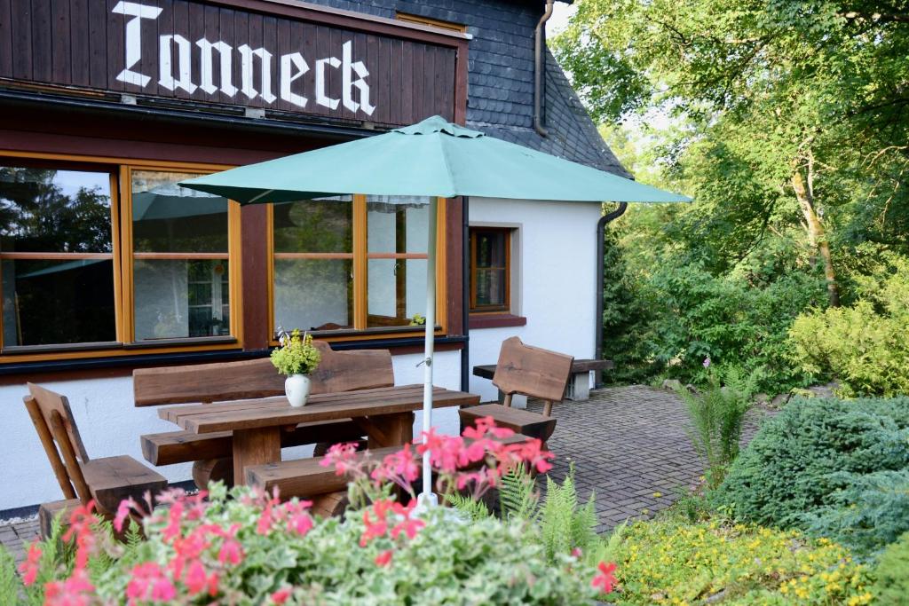 Terrasse des Ferienhauses Tanneck mit Blick auf den Garten und die Umgebung.