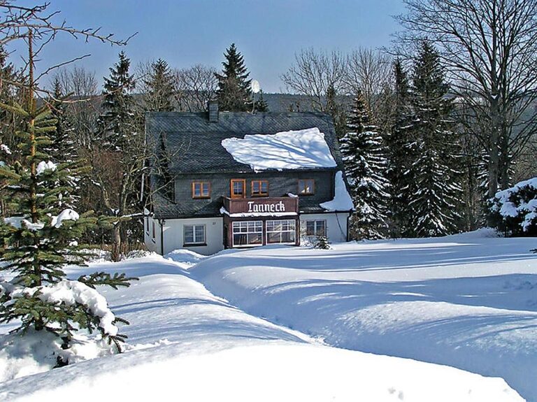 Ferienhaus Tanneck, Außenansicht im Winter mit hohem Schnee