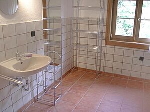 Badezimmer mit Waschbecken und gefliesten Wänden
