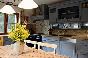 Küche mit Blumenstrauß auf dem Esstisch